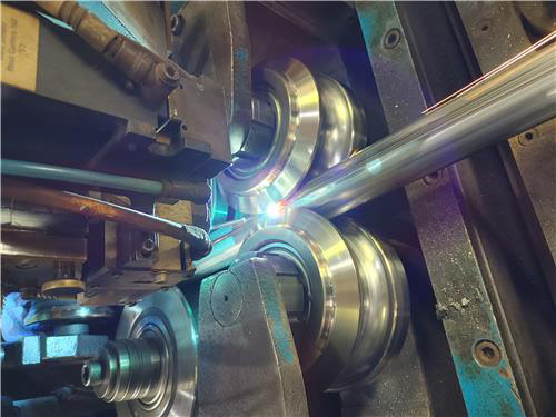 포스코의 스테인리스 소재가 레이저용접을 통해 열교환기 튜브로 제작되고 있다. <포스코 제공>